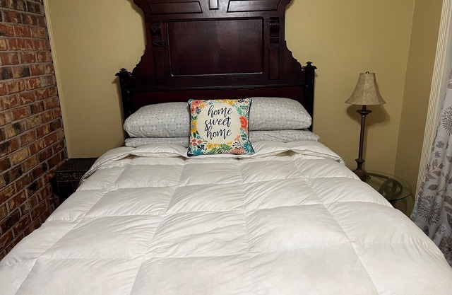 *IF BEDS COULD TALK Historic Beauregard DownTown quick to LSU*