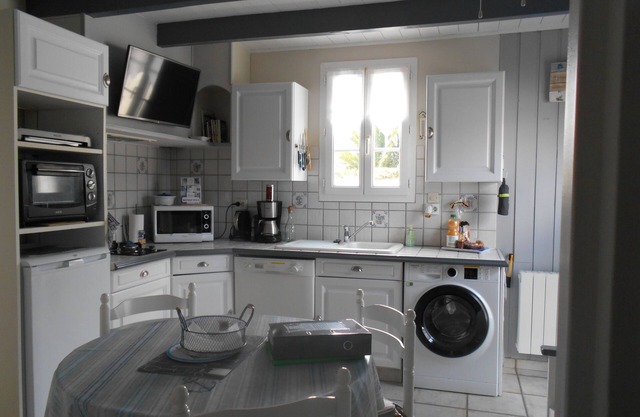 ILE DE RE 2/3 P: bikes, Wifi, linen, kitchen, parking, shops, beach, port,