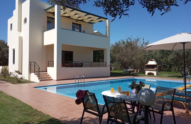 Ilos Villa, Pirgos-Villas, 300m From The Beach