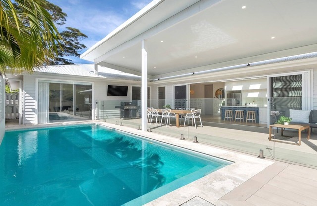 ILUKA| pool, wifi, close to beach| Accom Holidays