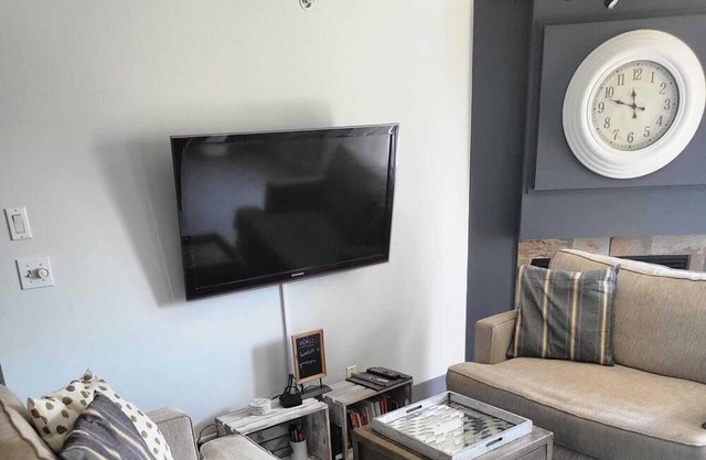 Immaculate 1 Bed 1 Bath w/ Private Rooftop Balcony! DT! Pet Friendly!