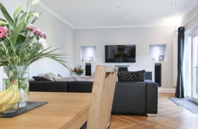 Immaculate Family sized holiday home located 10mins from beachfront!