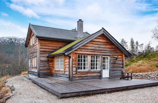 Impressive, rustic log house in the tranquility of nature.