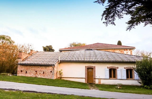 In a calm and wooded environment, come and discover the Roque Basse cottage! It