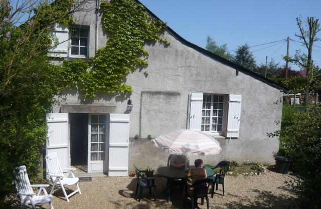 In a quiet hamlet, 3* GÎTE 10 minutes from ANGERS, (Internet by fiber).