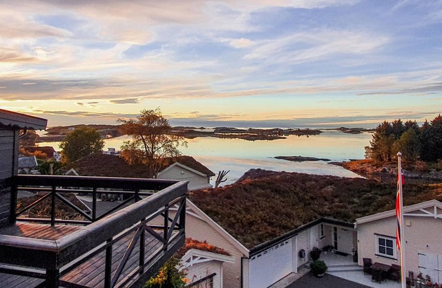 In a wonderful location by the water and close to the Atlantic Road, this family-friendly vacation h