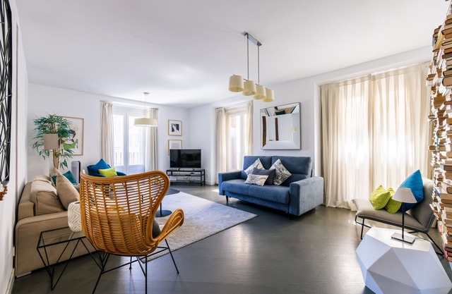 In chueca by Gran via 1130 SQF 105 - SM big apartment with view, Super center