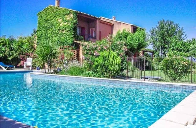 In Courthézon near Avignon, vacation villa, fenced pool and lovely grounds.