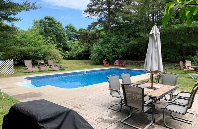 In Ground Pool, A/C, 4+BR, 3BA, Wifi, Game Room. Sleeps 10-12, strong wifi