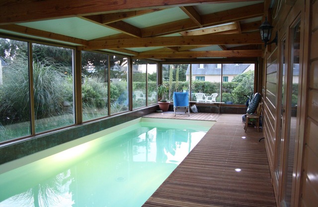 In Port Blanc, Large and warm wooden house covered swimming pool