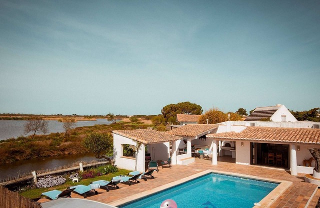 In Saintes-Maries-de-la-Mer, two air-conditioned, typically Camargue houses, swimming pool.