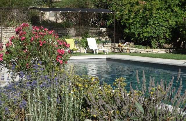 In the heart of the Grand Luberon, independent gite, beautiful swimming pool, calm