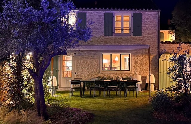 In the heart of Ars-en-Ré, a haven of peace awaits you at Casa Familia