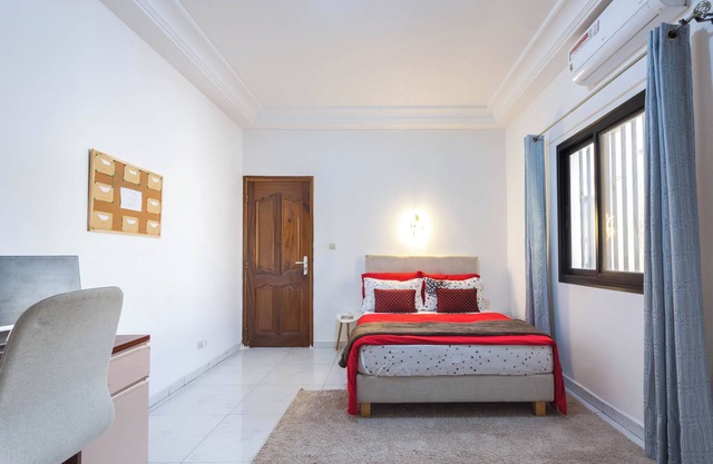 In the heart of Dakar, room + office and bathroom in a shared apartment.