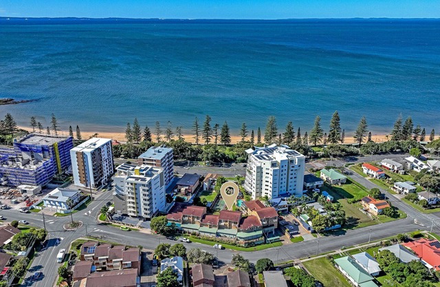 IN THE HEART OF REDCLIFFE WITH EXTRAS