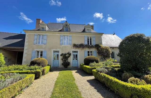 In the heart of the Anjou vineyards between Angers and Saumur, a veritable jewel of greenery
