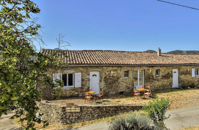 In the heart of the Drôme des Collines, on the heights of the hamlet of Comps, known for its fully r