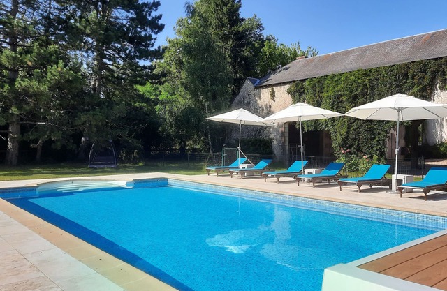 IN THE HEART OF THE LOIRE CASTLES, 8km TOURS, PRETTY HOUSE, HEATED POOL, TENNIS