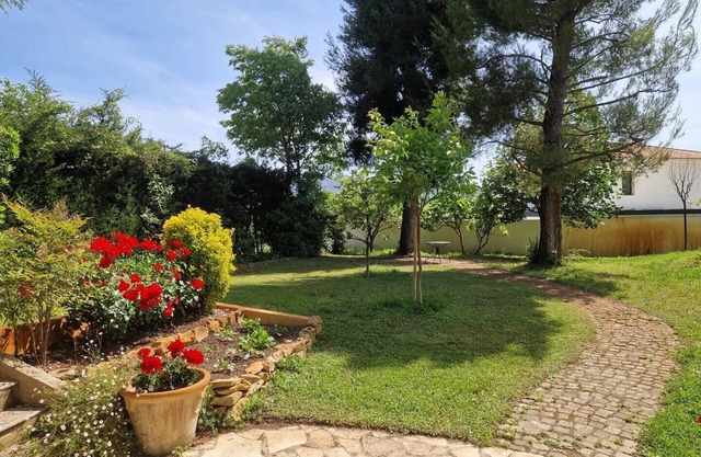 In the shade of the acacia large air-conditioned T2 with secure parking and wooded garden