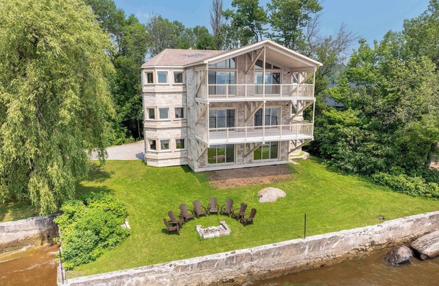 Incredible view | Château au bord du fleuve