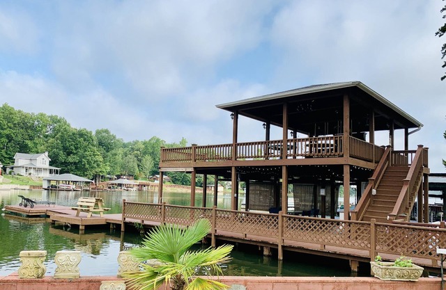 Incredible Lake Harding Waterfront home!