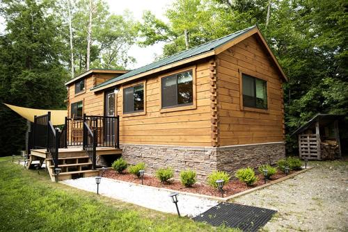 Incredible Modern Tiny Log Cabin near the Ammonoosuc River for a Romantic Getaway in New Hampshire