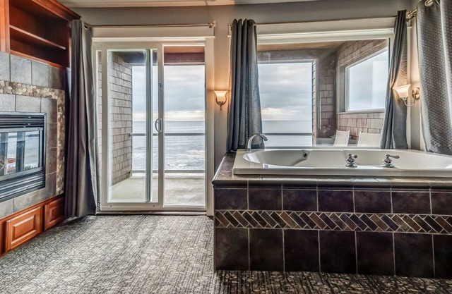 Incredible Picturesque Beach and Ocean Views, Huge Soaking Tub, Pet Friendly, Fireplace, Kitchenette