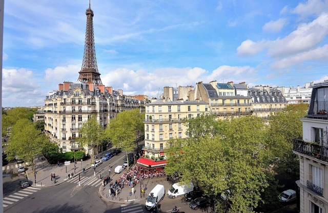 Incredibly Luxurious Bright 2 Bed with Balcony and Wow Eiffel View
