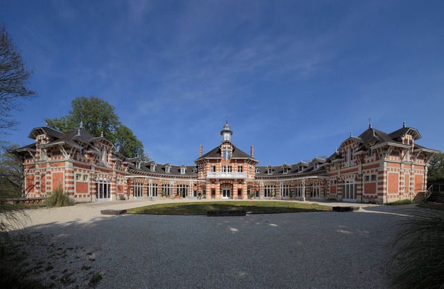 Independent apartment in exceptional house, large park