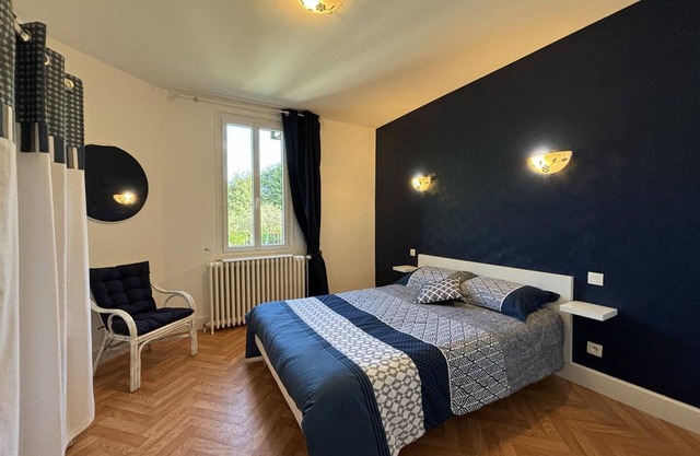 Independent house between canal and Loire, 600m² garden