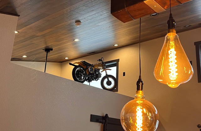 Industrial style 2- bedroom: garage, hot tub, AC, Fireplace, Wi-Fi!