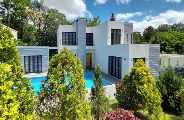 Industrial style country house with 4 suites. Pets allowed. Quiet condominium