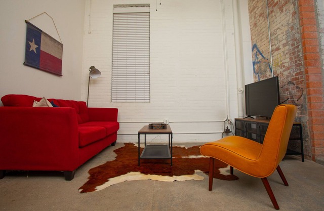 Industrial & Stylish |5★ Location, ♛Queen Bed, Pkg