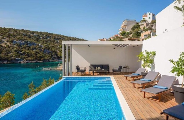 Infinity pool villa, great view