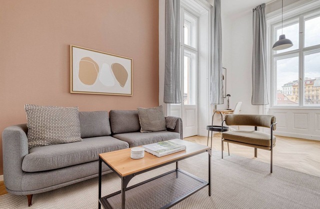 Innere Stadt 2BR w/Elevator, Best Locale in City