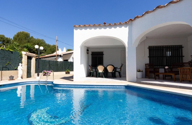 INNOUTHOME FAMILY HOUSE 200M TO THE BEACH, SWIMING-POOL, BBQ, AC AND WIFI-HAM II