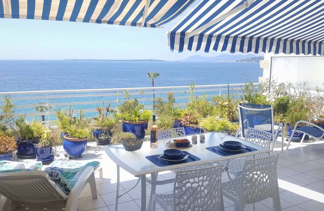 INOUBLIABLE ! 2 p SEAFRONT, 50m2 TERRACE Private parking, air-conditioning;