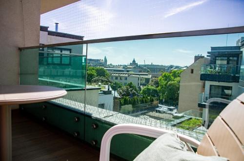 InPoint 2-rooms Apartment with bath, balcony, parking and City View - Wawel Castle