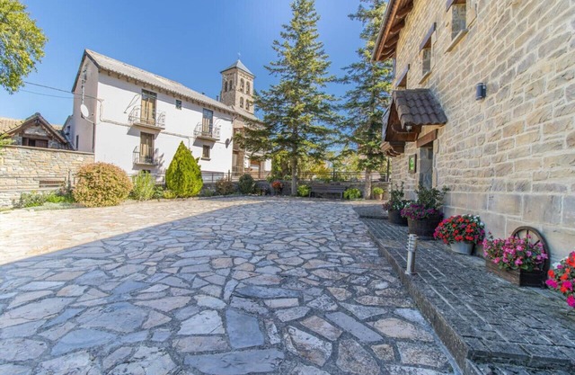 Intimate Retreat in the Pyrenees Garden & Parking