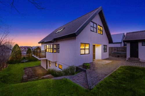 Inviting 2BR Haven in the Heart of the Suburbs