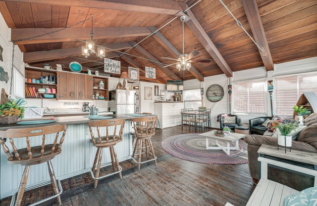 Inviting Cabin ~ 11 Mi to Silverdollar City