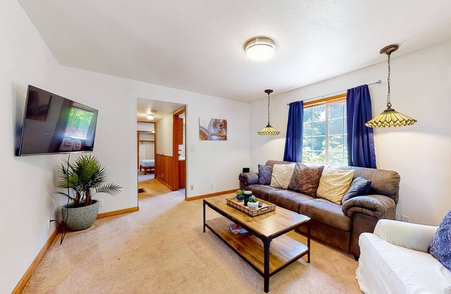 Inviting home with full kitchen, patio, firepit, & W/D