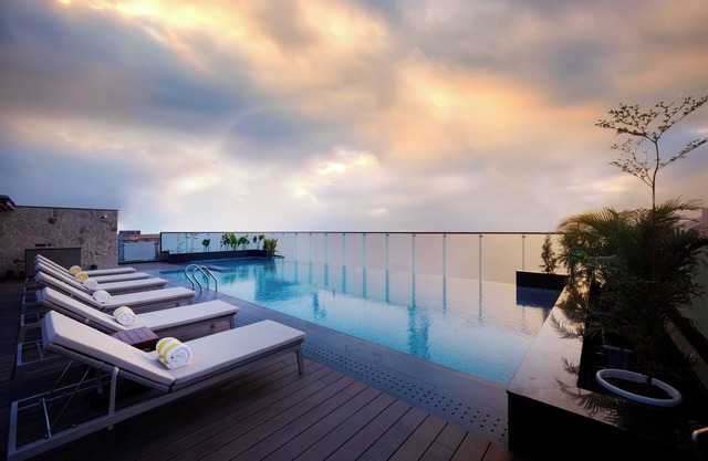 Iris Sarovar Portico