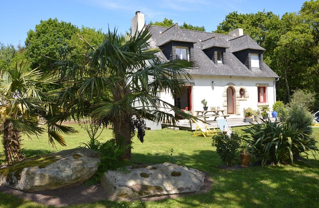 Iroise sea and beaches, 20 min from a charming property near Brest.