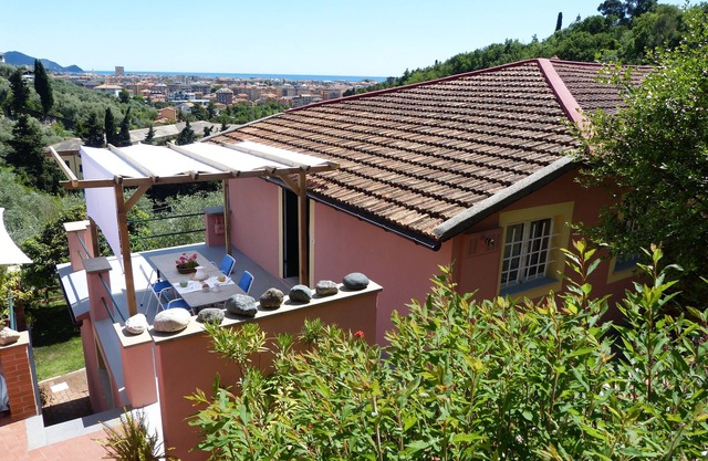 is a small apartment recently restored. Ideal for a couple.
