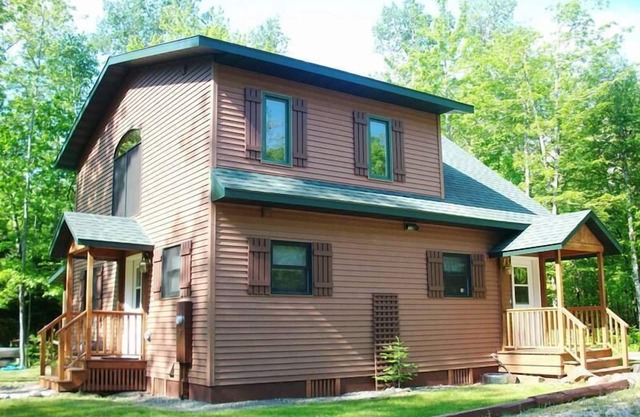 Island Fox - Home nestled in the Woods with Screened-in Porch!