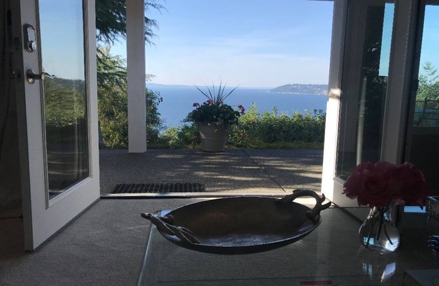Island View-Spectacular view of Puget Sound and the Olympic Mountains