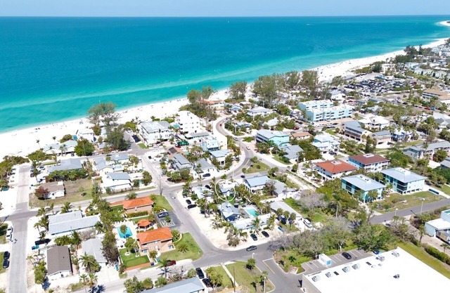 Island West Villa! Pool, BBQ, and Walk to Beach!
