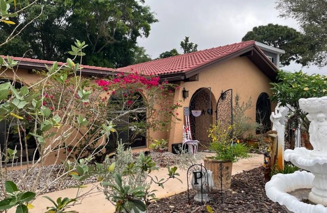 Italian/Mediterranean 2-bedooom home in Venice, FL near golf courses.