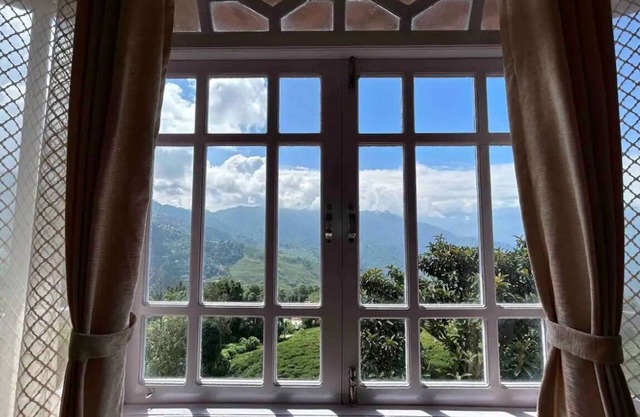 Izom Him - A sunset and tea garden view stay